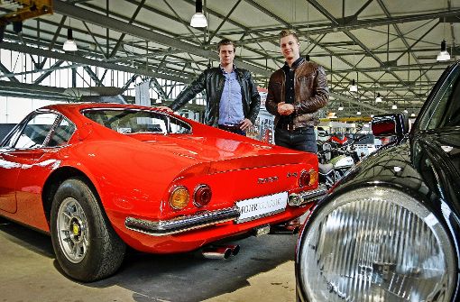 Der Ferrari Dino 246 GT aus dem Jahr 1972 ist  doppelt so alt wie die Oldtimer-Händler  Lorenz und Luis Mohr. Foto: factum/Bach
