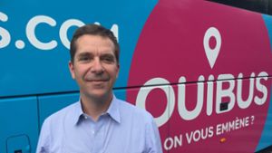 Der Chef des französischen Fernbus-Anbieters „Ouibus“, Roland de Barbentane, steht am Busbahnhof Paris-Bercy vor einem Bus. Foto: dpa