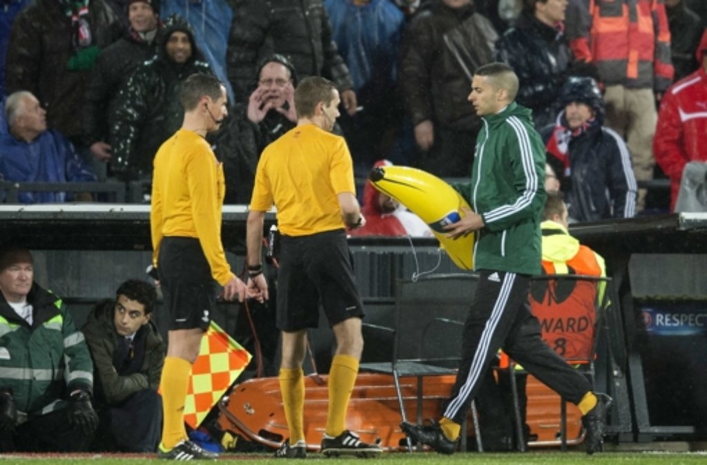 Beim Europapokalspiel des AS Rom gegen Feyenoord Rotterdam ist es am Donnerstagabend zu unschönen Szenen gekommen. Fans hatten Gegenstände - darunter Plastikbananen - auf das Spielfeld geworfen.