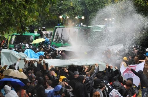 Ein Wasserwerfer spritzt im Schlossgarten in Stuttgart auf Demonstranten und nun steht der Stuttgarter Polizeipräsident Stumpf in der Kritik. Foto: dpa