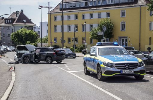 Nach dem Unfall leitete die Polizei den Verkehr in der Sindelfinger Straße an der Unfallstelle vorbei. Foto: SDMG/Dettenmeyer