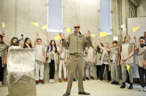 Quell der Unterdrückung: Schauspieler Frank Deesz als Diktator in dem Theaterstück „Revolutionskinder“. Foto: Lichtgut / Max Kovalenko
