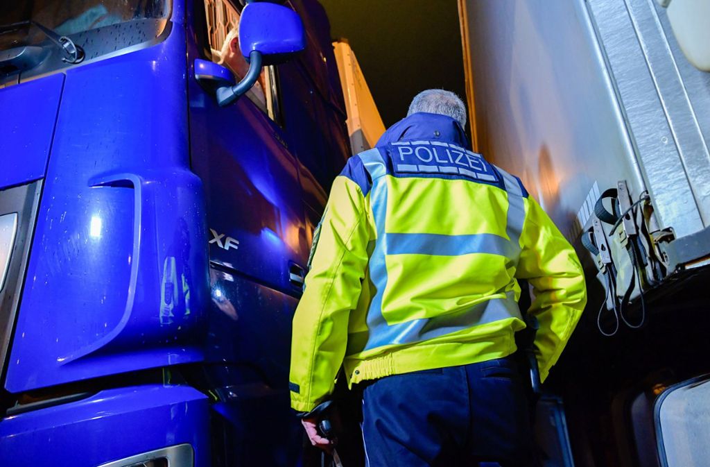 Bei einer großen Kontrollaktion auf deutschen Autobahn-Rastplätzen hat die Polizei Dutzenden alkoholisierten Lastwagenfahrern die Weiterfahrt verboten. Foto: dpa