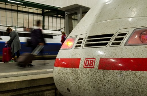 In einem ICE am Stuttgarter Hauptbahnhof wurde kurzzeitig Sprengstoff-Alarm ausgelöst.  Foto: dpa