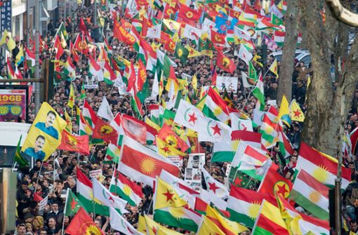 Teilnehmer einer Kurden-Demonstration protestieren in Köln gegen die türkische Militäroffensive in Nordsyrien. Foto: dpa