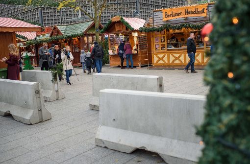 Der Berliner Weihnachtsmarkt wird mit Barrieren aus Beton geschützt. Foto: dpa