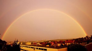 Der perfekte Regenbogen samt Stuttgarter Fernsehturm - festgehalten von unserem Leser Armin Brinzing. Foto: Armin Brinzing