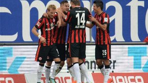 Die Spieler von Eintracht Frankfurt feiern den 2:1-Auswärtserfolg beim Hamburger SV. Foto: dpa