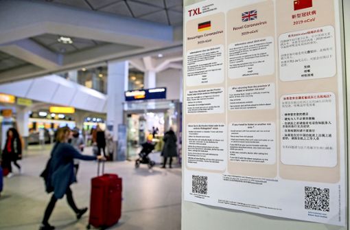An  Flughäfen wie hier in Frankfurt weisen große Schilder auf mögliche Infektionen mit dem neuartigen Coronavirus hin. Foto: dpa/Andreas Gora
