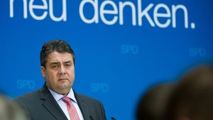 SPD-Chef Sigmar Gabriel ist Ex-CSU-Minister Hans-Peter Friedrich dankbar, dass er ihm von den Ermittlungen gegen Sebastian Edathy berichtet hat. Foto: dpa