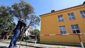 An der Schule des verstorbenen Mädchen in Altentreptow  sind Psychologen im Einsatz. Foto: dpa/Bernd Wüstneck