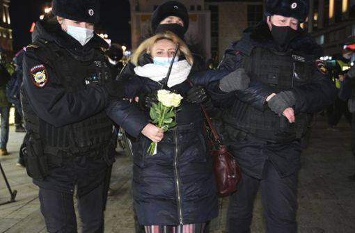 Eine Frau wird am Rande einer Anti-Kriegs-Demonstration in Moskau festgenommen. Foto: dpa/Dmitry Serebryakov