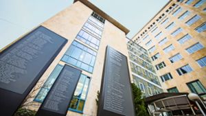 Die Namen der Ermordeten sind nun auf drei Stelen auf dem Vorplatz des Landgerichts zu lesen. Foto: Haus der Geschichte Baden-Württemberg
