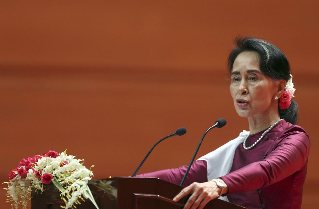 Myanmars Regierungschefin Aung San Suu Kyi spricht in Naypyitaw, Myanmar, in einer landesweit übertragenen Rede über die Flüchtlingskrise ihrer Landes. Foto: AP