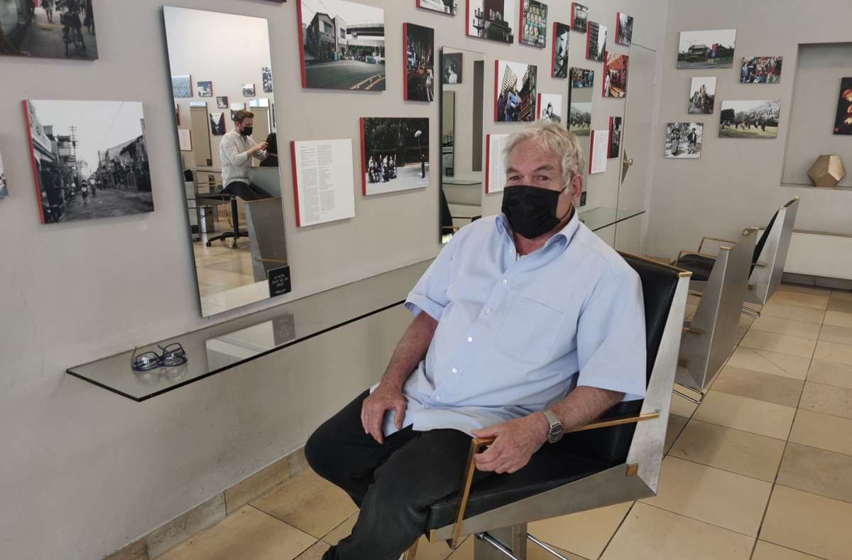 Heinz Klinger hat seinen Salon an David Pflüger (im Spiegel) übergeben. Foto: Kathrin Wesely