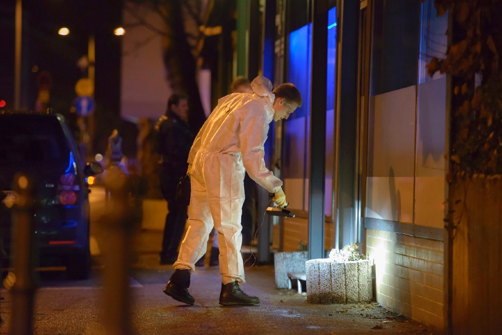 Nach der tödlichen Messerstecherei zwischen zwei Rockerbanden kurz vor Heiligabend in Esslingen sitzen mittlerweile 15 Verdächtige in Haft. Ein 22-Jähriger war gestorben.