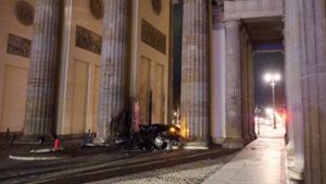 Das Auto wurde bei dem Aufprall an einer der Säulen des Brandenburger Tors komplett zerstört. Foto: dpa/Annette Riedl