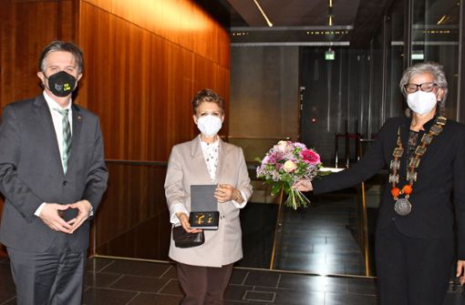 Nimet Leone (Mitte) bekommt den Verdienstorden und Glückwünsche von Minister Manfred Lucha und OB Ursula Keck. Foto: /Jacqueline Fritsch