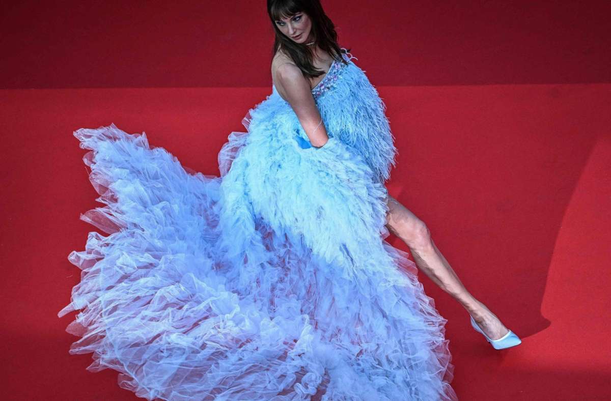 Wie auf Wolke sieben: Cannes-Besucherin Frédérique Bel in einer zartblauen Robe aus Tüll und Federn. Foto: AFP/PATRICIA DE MELO MOREIRA