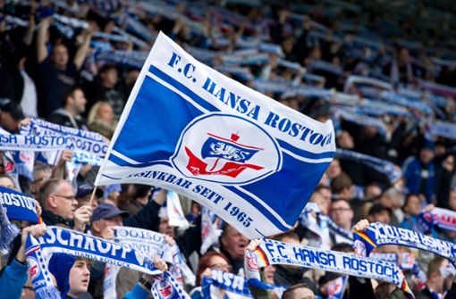 Rostock-Fans genießen einen zweifelhaften Ruf. Am Dienstag haben sie dem etwas entgegengesetzt. Foto: Pressefoto Baumann