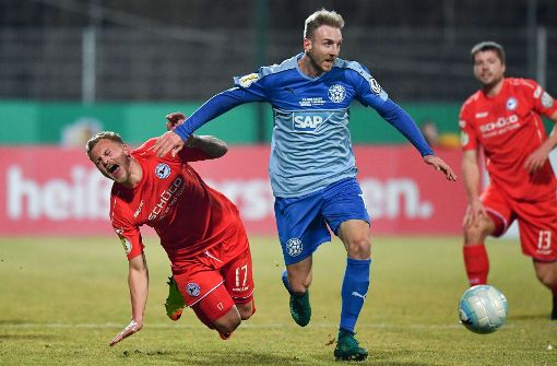Walldorfs Marcus Meyer (Mitte) und Bielefelds Christoph Hemlein (links) kämpfen um den Ball. Foto: dpa