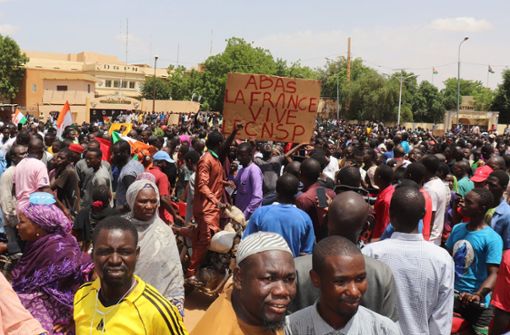 Demonstrierende nehmen an einem Marsch zur Unterstützung der Putschisten in der Hauptstadt Niamey teil. Foto: dpa/Djibo Issifou
