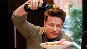 Der britische TV-Starkoch Jamie Oliver hat nach eigenen Angaben mehr als 37 Millionen Kochbücher verkauft, die in 36 Sprachen übersetzt wurden. Foto: dpa