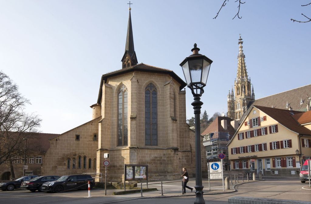 Das Münster liegt direkt am Esslinger Marktplatz und in der Nachbarschaft zur Frauenkirche und zur Stadtkirche St. Dionys.