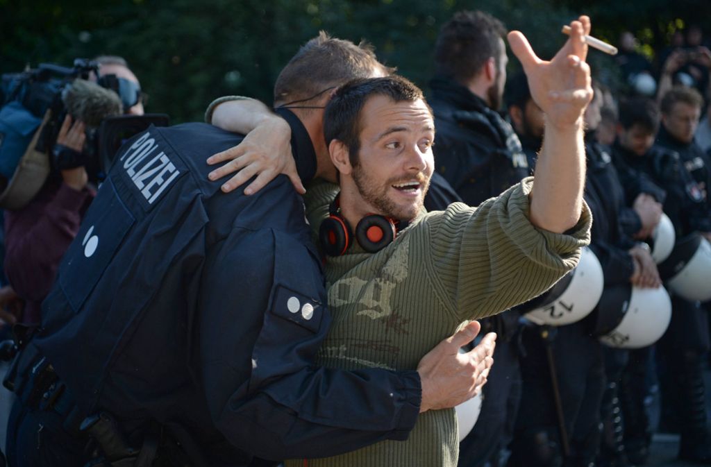 Ein Demonstrant umarmt einen Polizisten