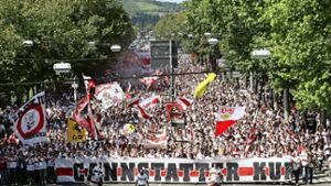 Da waren sie noch voller Hoffnung: Vor dem ersten Heimspiel gegen den 1. FC Köln wanderten 7000 Fans in einer Karawane zum Stadion Foto: Baumann