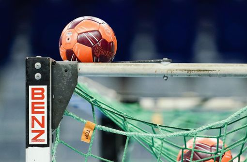 Handball auf Tor – dabei soll er doch eigentlich hinein... Foto: picture alliance/dpa/Uwe Anspach