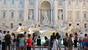 Der Blick auf das Monument ist so frei wie sonst nie: Derzeit kommen nur wenige Touristen nach Rom und schauen sich den Trevi-Brunnen an. Foto: dpa/Petra Kaminsky