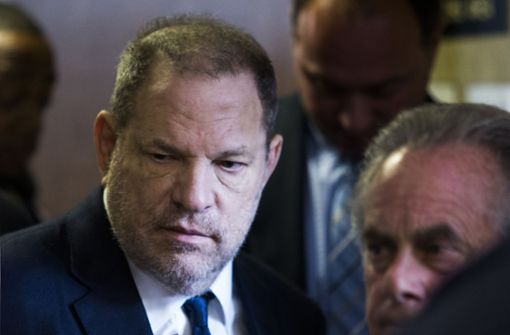 Der 66-jährige Harvey Weinstein erschien am Dienstag im Supreme Court in New York im dunkelblauen Anzug und wirkte abwesend. Foto: AFP