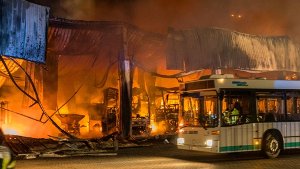 Eine Fahrzeughalle mit 25 Bussen ist im niedersächsischen Springe komplett abgebrannt. Foto: dpa