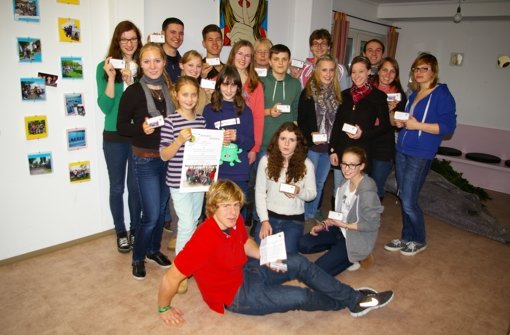 Die Jugendrotkreuz-Mitglieder sind stolz auf die 36 selbstgemalten Karten. Foto: A. Kratz