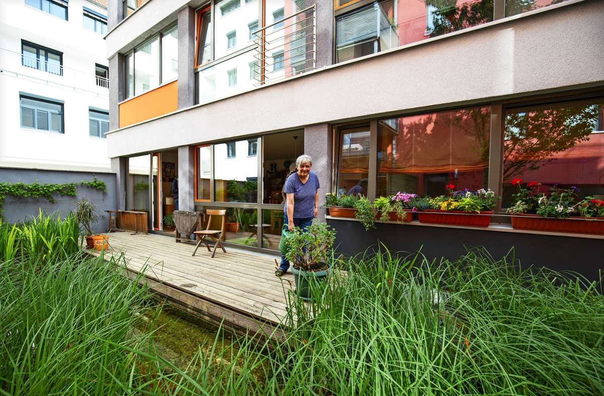 Idyllisch und zentral liegt die Wohnung für die inklusive WG – in einem Hinterhof mit Teich im Stuttgarter Westen.