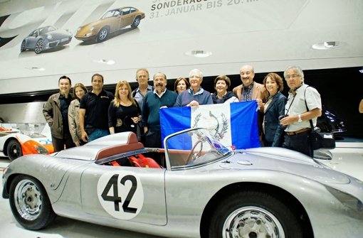 Zwei Wochen lang sind 19 Mitglieder des Guatemala Porsche Clubs  in Deutschland zu Besuch. Den Höhepunkt bildet der Besuch im Porsche-Museum. Foto: Leonie Hemminger