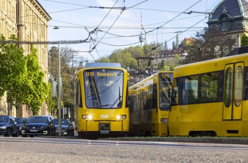 Die Stuttgarter Stadtbahnen sind aus dem Tag, die Fahrgäste genervt. Foto: imago images/Arnulf Hettrich