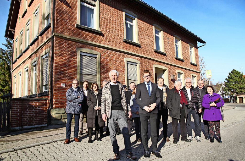Der neue  Eigentümer Erhard Fichtner (vorne links) und Bürgermeister Markus Kleemann