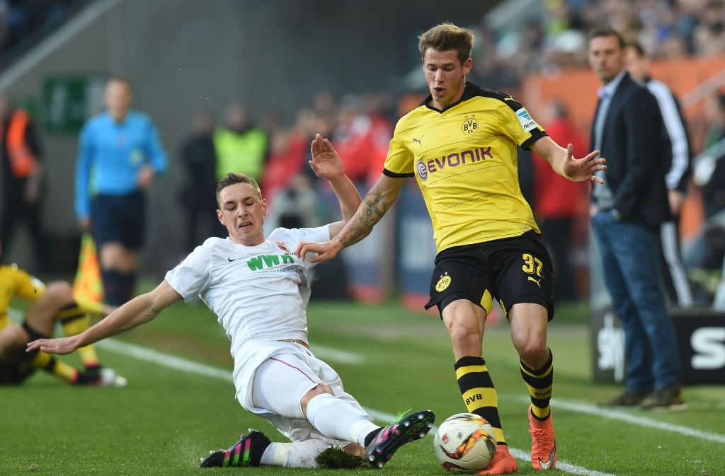 Der Wechsel von Erik Durm (re.) zum VfB Stuttgart ist fraglich geworden. Foto: AFP
