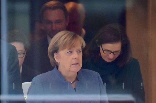 Verdammt lang her: Angela Merkel (CDU) geht am 7. November vor Katrin Göring-Eckardt (Bündnis 90/Die Grünen), Christian Lindner (FDP) und Horst Seehofer (CSU)  in Berlin zu einer weiteren Verhandlungsrunde der Jamaika-Sondierungsgespräche Foto: AFP