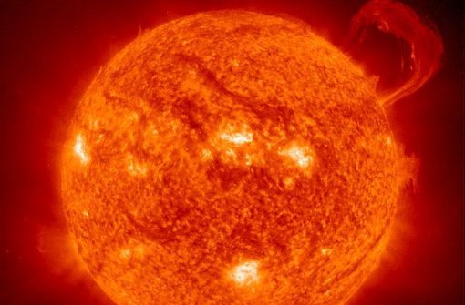 Die Sonne mit Sonnenflecken und Protuberanzen, aufgenommen vom amerikanischen Havard-Observatorium. Foto: dpa