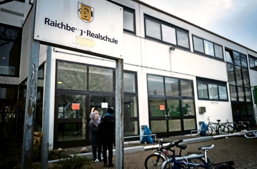In der Halle der Raichberg-Realschule im Stuttgarter Osten herrscht große Unzufriedenheit bei den 120 Flüchtlingen Foto: Lichtgut/Max Kovalenko