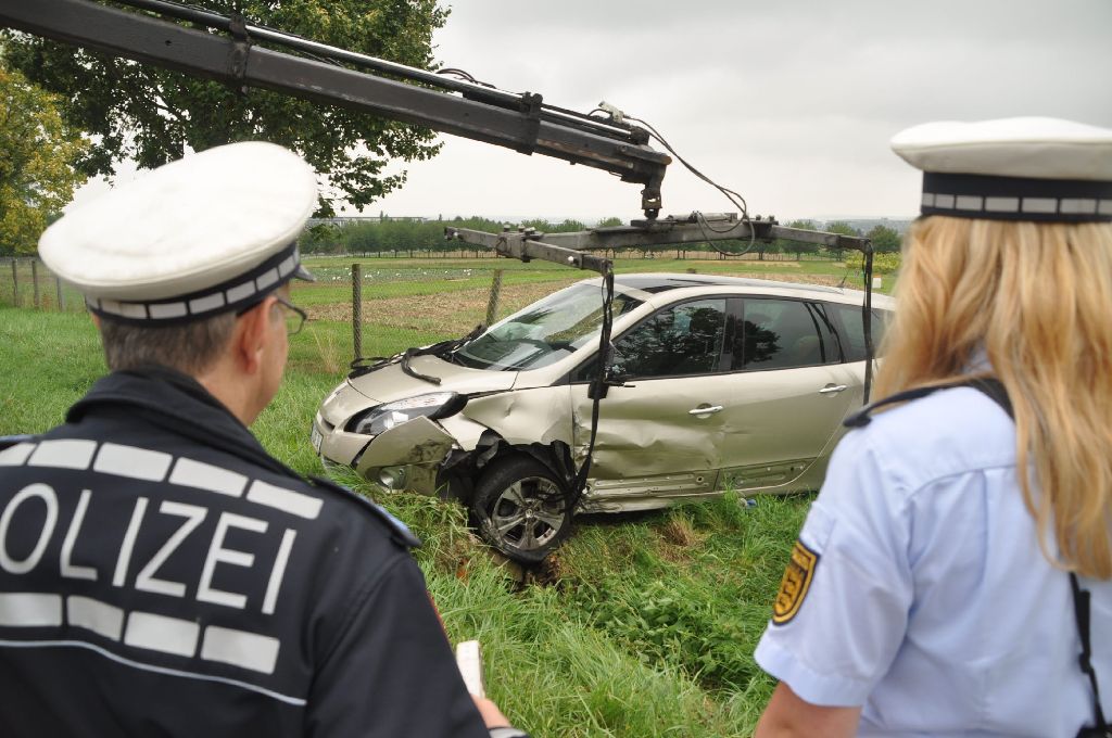 Ein Skoda-Fahrer gerät aus unbekannter Ursache bei Stuttgart-Steckfeld auf die Gegenfahrbahn und stößt dort mit einem entgegenkommenden Renault zusammen. Zwei Kinder werden dabei verletzt.