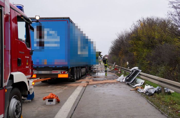 Gruibingen im Kreis Göppingen: Lkw-Unfall fordert mindestens einen Toten – A8 voll gesperrt