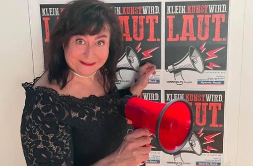 Die bayerische Kabarettistin  Lizzy Aumeier spielt bei einer  Online-Benefiz-Show für die Künstlersozialhilfe in Stuttgart.. Foto: Sparda-Bank