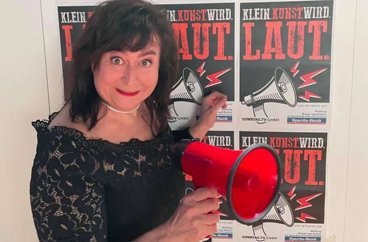 Die bayerische Kabarettistin  Lizzy Aumeier spielt bei einer  Online-Benefiz-Show für die Künstlersozialhilfe in Stuttgart.. Foto: Sparda-Bank