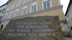 Ein Mahnmal prangt vor dem Geburtshaus von Adolf Hitler in Braunau (Österreich). Foto: dpa