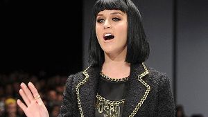 Katy Perry läuft im Kleinen Schwarzen