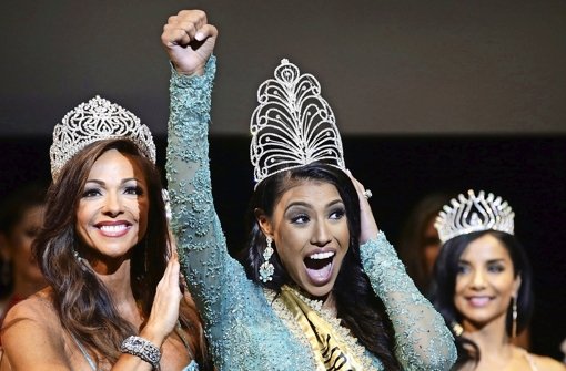Burnham (Mitte) kann ihr Glück kaum fassen: Die Cree-Indianerin ist  Miss Universe Foto: dpa